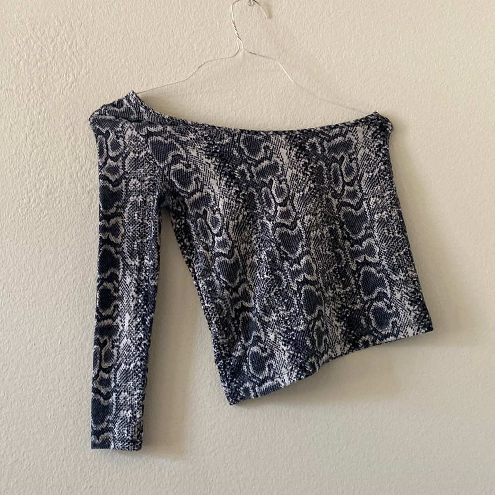 Women’s One-Sleeved Snakeprint cropped top